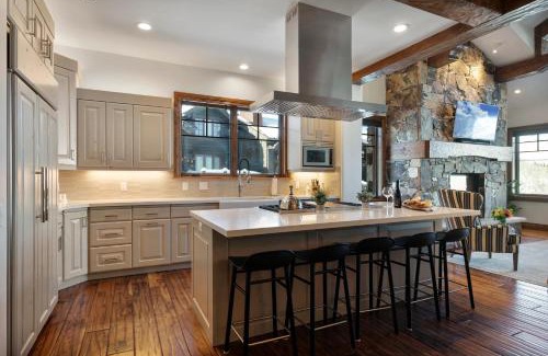 Empire Pass Apartment | Grand Lodge - Four Bedroom #302 - Ski-in ski-out condo