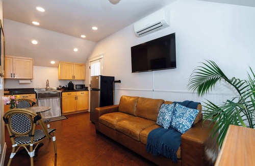 Historic Railroad District Apartment | Grand Luxe Suite with Jetted Tub