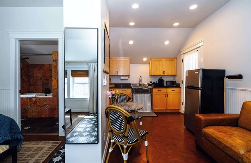 Historic Railroad District Apartment | Grand Luxe Suite with Jetted Tub