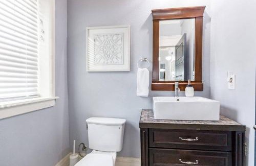 South Hyde Park House | Grand Mansion: 6BR, 5.5BA Near Top KC Attractions