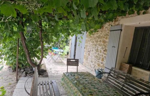 Gard Rhodanien House | Grand mas provençal 4 chambres, dortoir 7 pers, idéal familles groupes, fraîcheur d'été