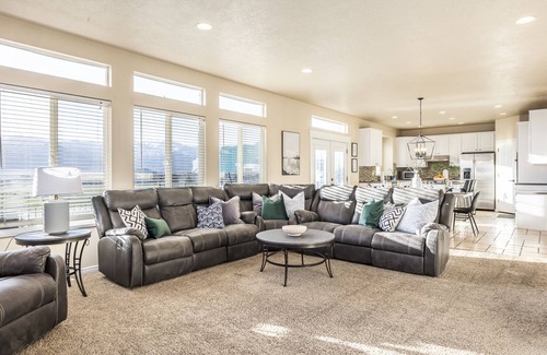 Heber House | Grand Mountain Retreat- 25 min to Ski Slopes- Sleeps 28- Views, Pickleball court