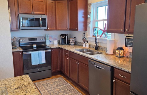 Farrow Shores House | GRAND OPENING DISCOUNTED RATES through April! PETS stay FREE!