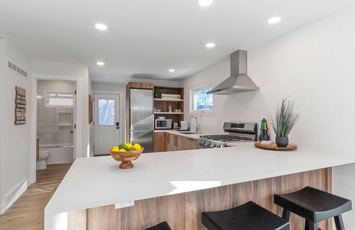 Como Cottage | GRAND OPENING- LUXURY COUNTRY GETAWAY WALK TO LAKE! Ski, Ice Castles!