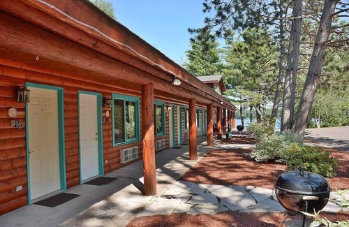 Hayward House | Grand Pines Motel Rooms