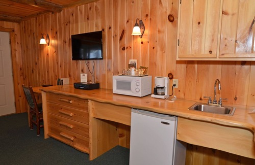 Hayward House | Grand Pines Motel Rooms