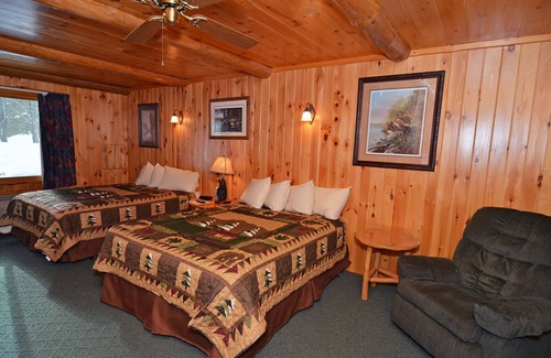 Hayward House | Grand Pines Motel Rooms
