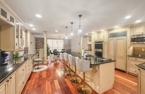 Southwark House | Grand Queen Village Retreat