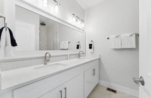 Laguna Beach Estates House | Grand Retreat I! 4BR 5BA Sleeps 15! Private Pool! Luxury and comfort await!