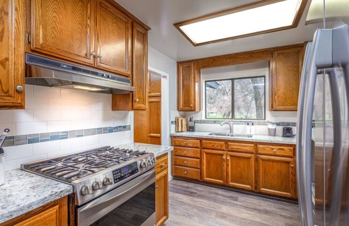 Kaweah House | Grand Riverside Retreat