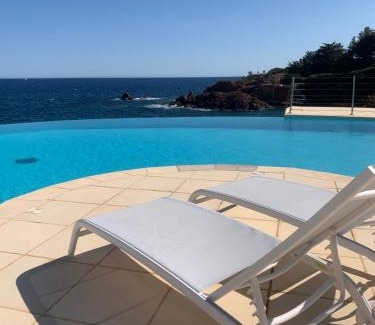 Le Trayas Apartment | Grand studio terrasse vue mer pieds dans l'eau piscine