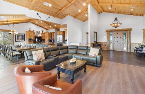 Castle Glen Estates Cabin | Grand Summit: 4800+Sq Ft Log Home! Lakeviews! Hot Tub! Home Theater!Game Room! Pet Friendly! Central AC!
