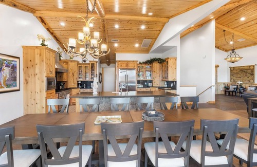 Castle Glen Estates Cabin | Grand Summit: 4800+Sq Ft Log Home! Lakeviews! Hot Tub! Home Theater!Game Room! Pet Friendly! Central AC!
