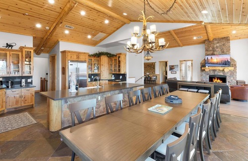Castle Glen Estates Cabin | Grand Summit: 4800+Sq Ft Log Home! Lakeviews! Hot Tub! Home Theater!Game Room! Pet Friendly! Central AC!