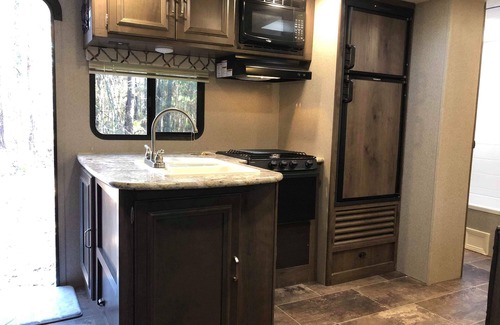 Lincoln Acres House | GRAND TOURING - MEGA LARGE 2 PRIVATE ROOMS - EXCELLENT COND - DELIVERY AVAILABLE