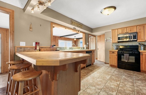 Traverse City Cottage | Grand Traverse Bay Private Beachfront, 10 min to Traverse City, 30 min to Dunes