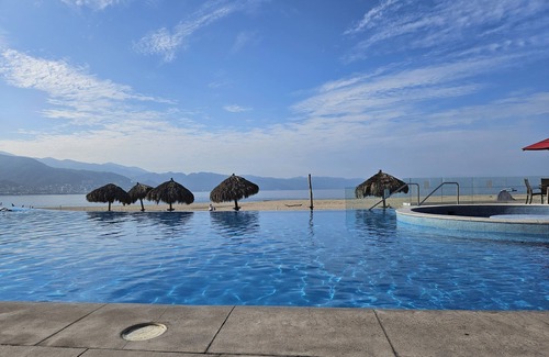 South Hotel Zone Condo | Grand Venetian Luxury Oceanfront Condo with full amenities.