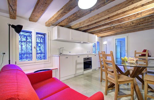 San Polo Apartment | GrandCanal~Red