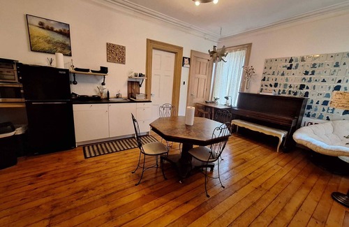 Communipaw Apartment | Grandeur Farmhouse Apt Steps to Train&Park~ Get to NYC in 20 Min!Bring your pet!