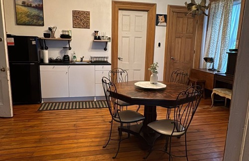 Communipaw Apartment | Grandeur Farmhouse Apt Steps to Train&Park~ Get to NYC in 20 Min!Bring your pet!