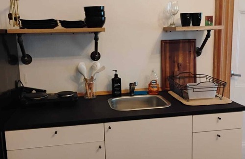 Communipaw Apartment | Grandeur Farmhouse Apt Steps to Train&Park~ Get to NYC in 20 Min!Bring your pet!