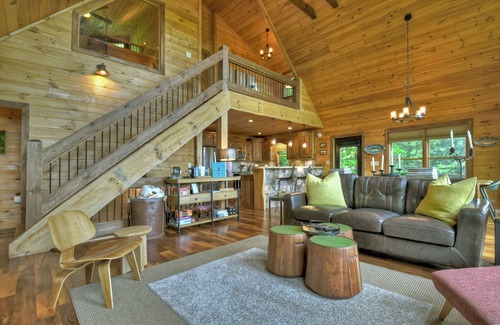 Blue Ridge Cabin | Grandeur View Lodge ASKA Adventure Area, Beautiful 4 bedroom(3 KING BEDS), 3 fireplaces, hot tub!