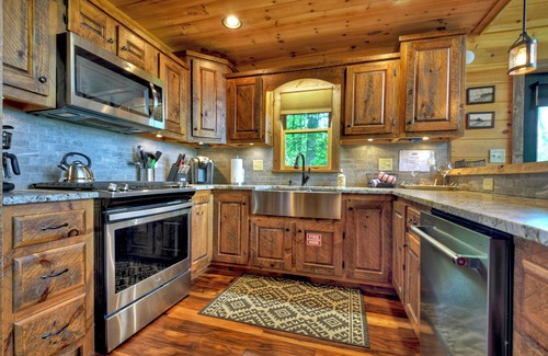 Blue Ridge Cabin | Grandeur View Lodge ASKA Adventure Area, Beautiful 4 bedroom(3 KING BEDS), 3 fireplaces, hot tub!