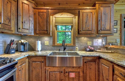 Blue Ridge Cabin | Grandeur View Lodge ASKA Adventure Area, Beautiful 4 bedroom(3 KING BEDS), 3 fireplaces, hot tub!