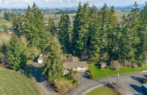 McMinnville House | Grandhaven Getaway: A Mid-Century Modern Retreat in Wine Country with Hot Tub!