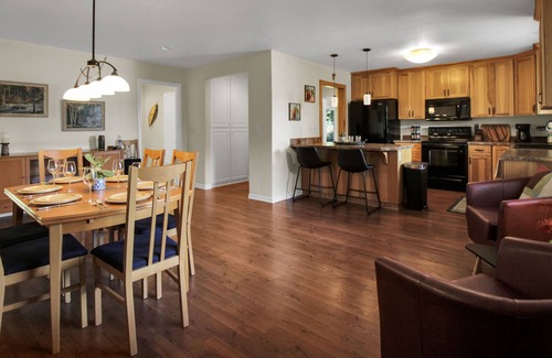 McMinnville House | Grandhaven Getaway: A Mid-Century Modern Retreat in Wine Country with Hot Tub!