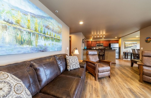 Chelan Condo | GrandView #102, 2-Bedroom Waterfront Condo