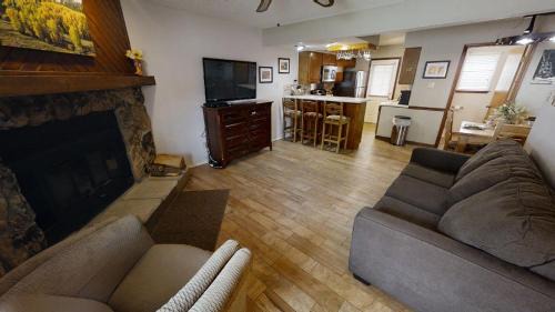 Red River House | Grandview 4 Hummingbird Hangout - WiFi - Cable - Washer - Dryer - Fireplace - One Block From Main Street