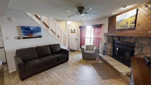 Red River House | Grandview 4 Hummingbird Hangout - WiFi - Cable - Washer - Dryer - Fireplace - One Block From Main Street
