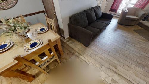 Red River House | Grandview 4 Hummingbird Hangout - WiFi - Cable - Washer - Dryer - Fireplace - One Block From Main Street