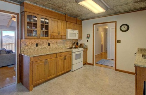 Pisgah Forest House | Grandview stunning mountain views near Brevard, single level, game room, fireplace, Biltmore Pass