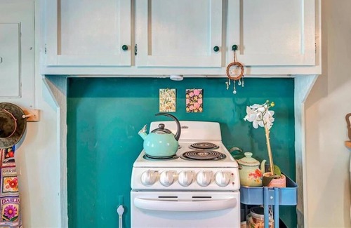 Pacific Cottage | Grant's Trail House: Pacific Rail Road Cottage and Spa! Coffee /dinning /6Flags!