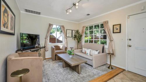 Glen Ellen House | Grapevine Cottage by AvantStay Hobby Vineyard Firepit