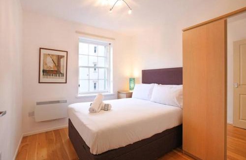 Old Town Apartment | Grassmarket Apartment with Amazing Castle View