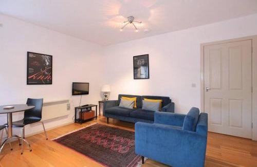Old Town Apartment | Grassmarket Apartment with Amazing Castle View