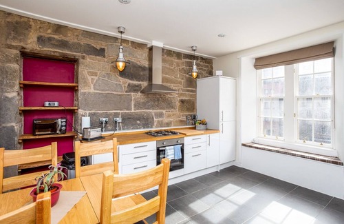 Old Town Apartment | Grassmarket, below Edinburgh Castle in Old Town