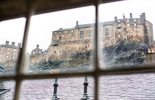 Old Town Apartment | Grassmarket (Old Town) Apartment with Castle views 🏰 & private parking space 🚗