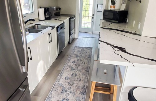 Grand Bend Cottage | Gray Haven: Booking Summer 2025! 30s walk to Beach! Lake View Patio, Hot Tub