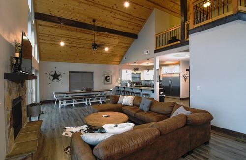 Lampe Cabin | “Gray Wolf Lodge” - Luxury, Wheelchair Friendly Lakeview Home pickleball court