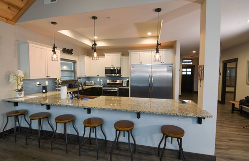 Lampe Cabin | “Gray Wolf Lodge” - Luxury, Wheelchair Friendly Lakeview Home pickleball court