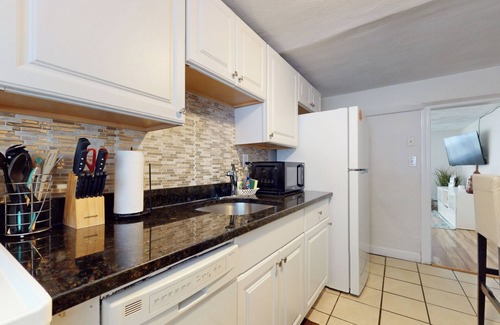 Brookline Apartment | Great 1 bed close to Longwd Med, Fenway, parkng