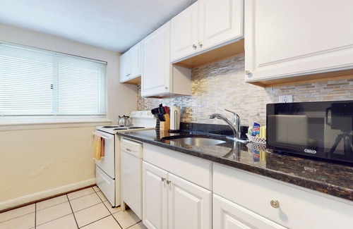 Brookline Apartment | Great 1 bed close to Longwd Med, Fenway, parkng