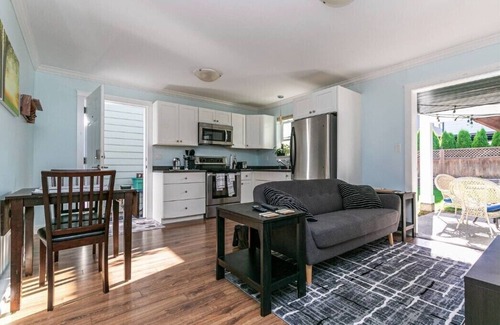 Langford House | Great 1-bedroom Suite Near Downtown Langford