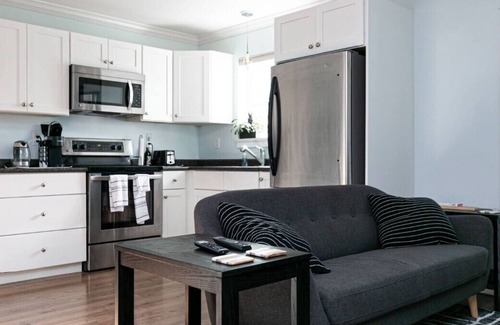 Langford House | Great 1-bedroom Suite Near Downtown Langford