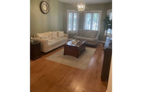 Jefferson Park Apartment | Great 2 Bed 1 Bath. (Pet friendly)