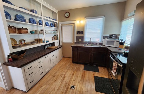 Manistee House | Great 3-bedroom House close to town and beaches, in Manistee , deck, WiFi and AC